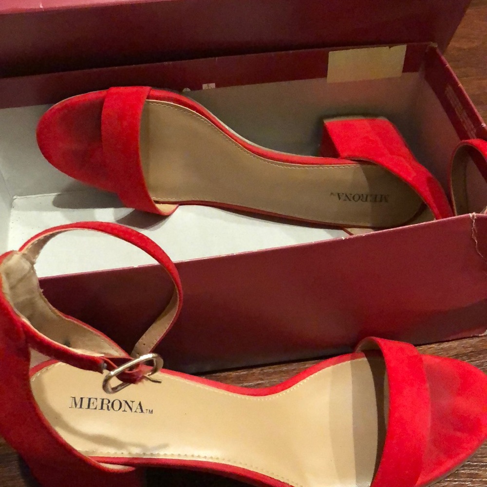 Mero a red block heel,